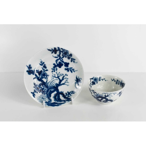 77 - Three late 18th / early 19th century blue and white tea bowls & saucers, a Worcester example painted... 