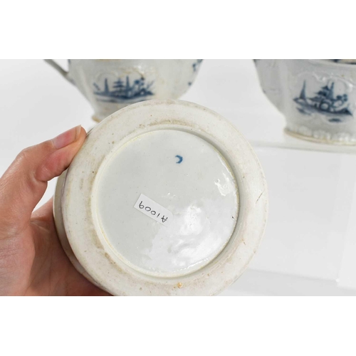 78 - An 18th century Worcester blue and white Butter Tub & Cover Royal Worcester, last quarter of 18th ce... 