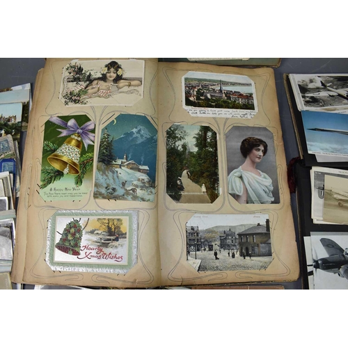 61 - A collection of vintage postcards, many early 20th century pre WWI, contained in two albums and some... 