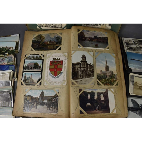 61 - A collection of vintage postcards, many early 20th century pre WWI, contained in two albums and some... 