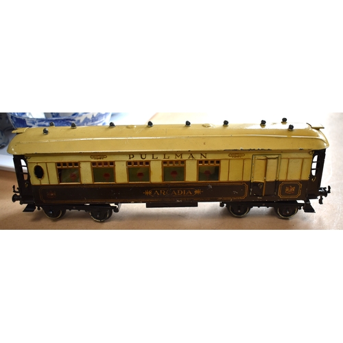 96 - A vintage Hornby No2 Special Pullman O gauge train set, including clockwork locomotive, with tender ... 