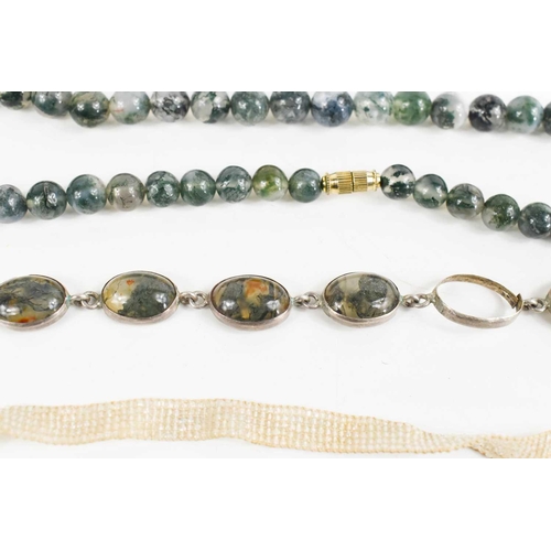 157 - A moss agate and silver bracelet (one cabochon missing), together with a moss agate beaded necklace,... 