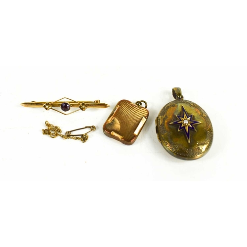 19 - A group of Victorian and later jewellery comprising a 10ct gold amethyst and seed pearl bar brooch, ... 