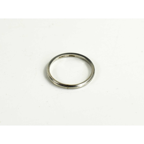 28 - A platinum wedding band, size P, 2.89g.