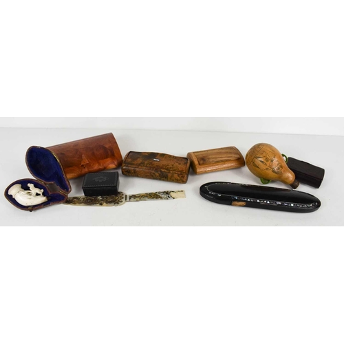 155 - A group of antique & vintage snuff boxes and collectables, to include black lacquered and mother of ... 