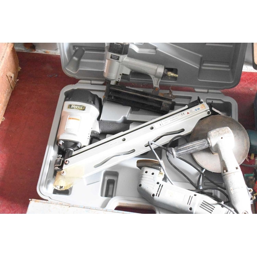 534 - A group of hand tools to include a 4 ton body/frame repair kit, Rexon planer, taps and dies, air san... 