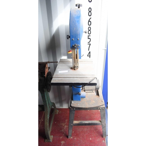 538 - A Sealey SM64 professional bandsaw.