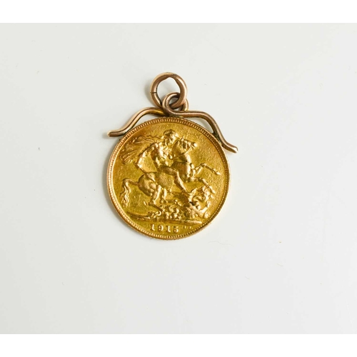 70 - A George V gold sovereign, dated 1915, in 9ct gold scroll mount, total weight 8.86g.