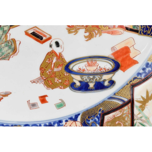 5 - An Edo period Imari charger, the central circular panel with and artist painting a fire-bird, with f... 