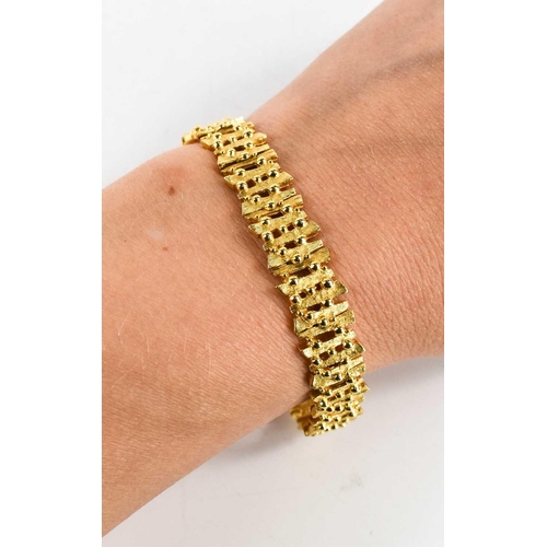 16 - A 9ct gold bracelet, composed of modernist links, with safety clasp, 20g.