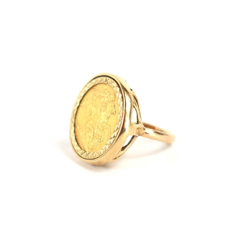 177 - A George V 1912 sovereign in a 9ct gold ring setting, 15.1g.