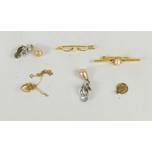 243 - A group of 9ct gold and pearl jewellery, comprising a bar brooch, set with a central pearl, 4cm long... 