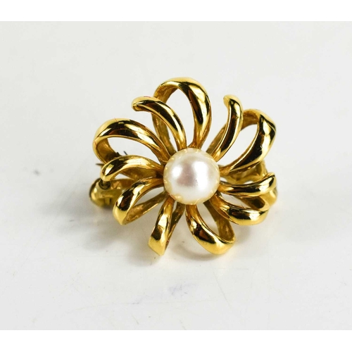 67 - A 9ct gold and pearl flowerhead pendant brooch, 3.06g.