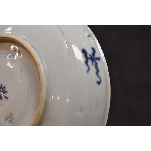 32 - A 19th century Qing period Chinese blue and white dish depicting a crane, signed to the base, 19cm d... 