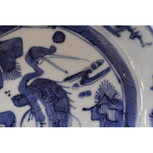 32 - A 19th century Qing period Chinese blue and white dish depicting a crane, signed to the base, 19cm d... 