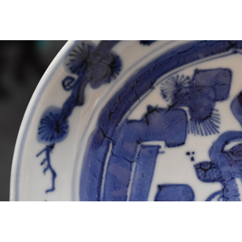 32 - A 19th century Qing period Chinese blue and white dish depicting a crane, signed to the base, 19cm d... 