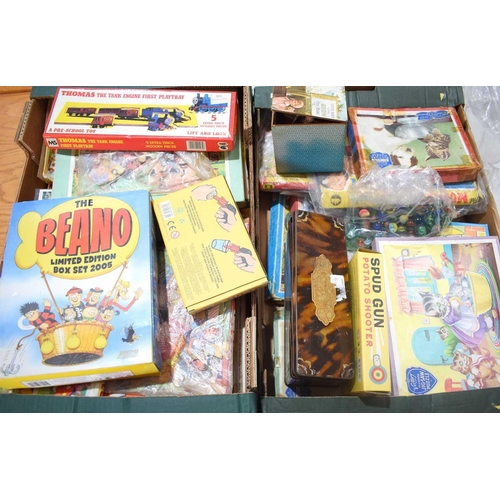 18 - A large group of vintage games and jigsaw puzzles to include Victory product jigsaw puzzles, marbles... 