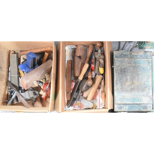 587 - A group of vintage tools to include a Record vice, oil can, hammers, set square, record wood plane, ... 