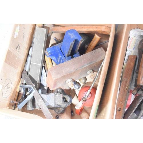 587 - A group of vintage tools to include a Record vice, oil can, hammers, set square, record wood plane, ... 