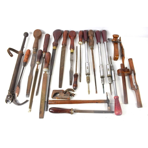 591 - A group of vintage tools to include spokeshaves, Spiralux screwdrivers, carpenters turnscrew screwdr... 