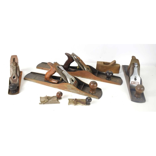 592 - A group of wood planes to include a Stanley No6 bench plane, Stanley No’s 98 and 99 side rabbet plan... 