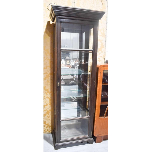 651 - A mahogany glass display cabinet, with mirrored back, and glass shelves and original key, 186 by 33 ... 