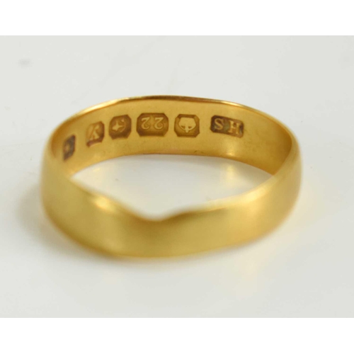 101 - A 22ct gold wedding band, size L/M, 2.5g.
