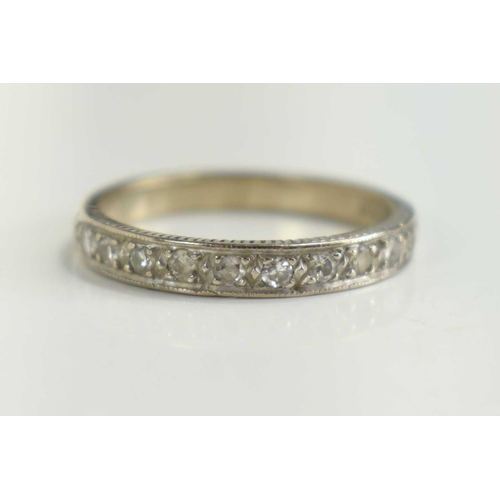 121 - An 18ct gold and diamond half eternity ring, size O/P, 3.5g.