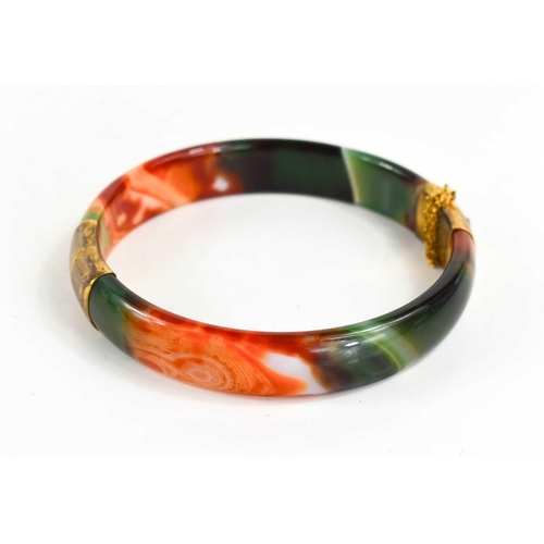 162 - A 14ct gold and agate bangle, in green, white and orange, the clasp and the hinge in 14kt gold, 6½cm... 