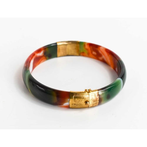162 - A 14ct gold and agate bangle, in green, white and orange, the clasp and the hinge in 14kt gold, 6½cm... 