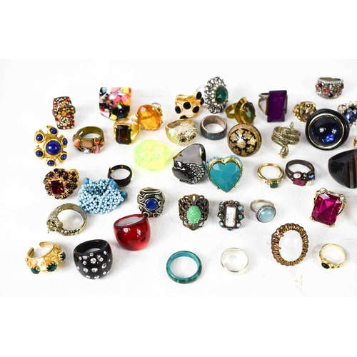 221 - A large group of costume jewellery rings, including an example modelled as a jaguar, another as a sn... 