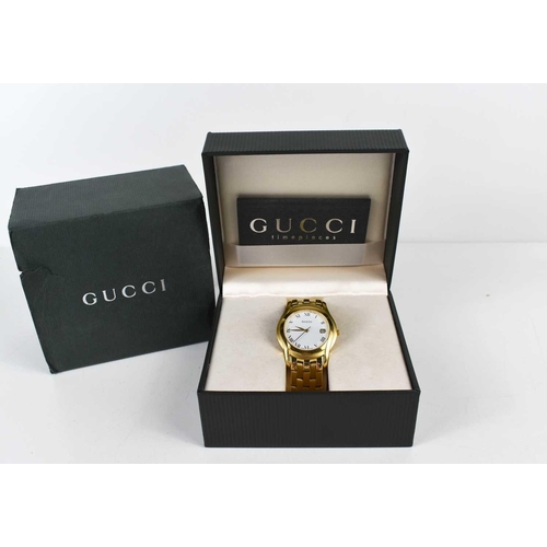 267 - A gentleman's Gucci wristwatch, the signed white dial with Roman numerals and date aperture at 3 o'c... 