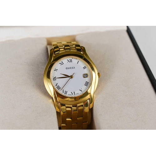 267 - A gentleman's Gucci wristwatch, the signed white dial with Roman numerals and date aperture at 3 o'c... 