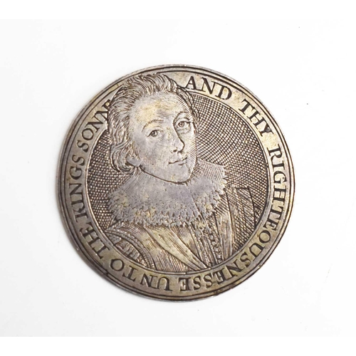 328 - An engraved silver gaming counter depicting James I, facing bust wearing a ruff and a jewelled hat, ... 