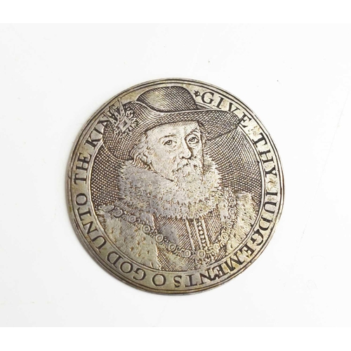 328 - An engraved silver gaming counter depicting James I, facing bust wearing a ruff and a jewelled hat, ... 