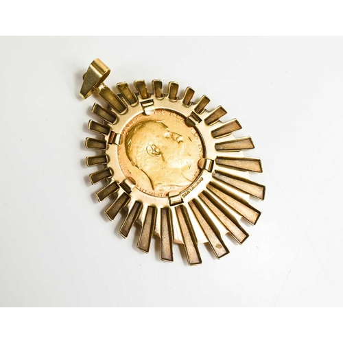 43 - An Edward VII gold sovereign, 1909, in 9ct gold sunburst pendant setting, total weight 14.78g.