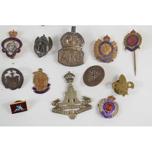 48 - A group of badges and brooches to include a Essex Regiment sweetheart brooch, Green Howards (Alexand... 