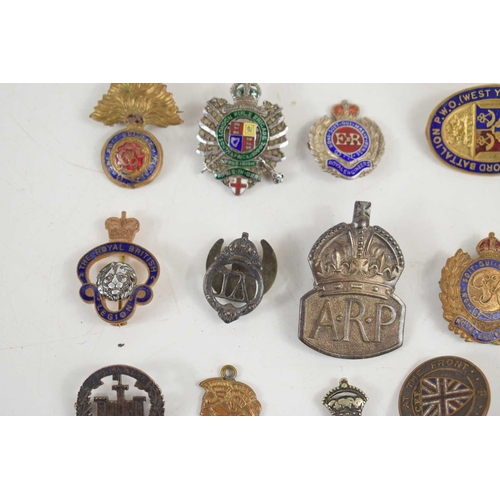 48 - A group of badges and brooches to include a Essex Regiment sweetheart brooch, Green Howards (Alexand... 