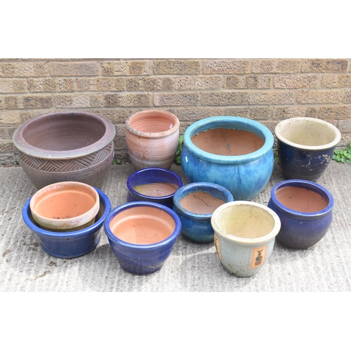 504 - A collection of terracotta and glazed garden pots, various sizes and colours.