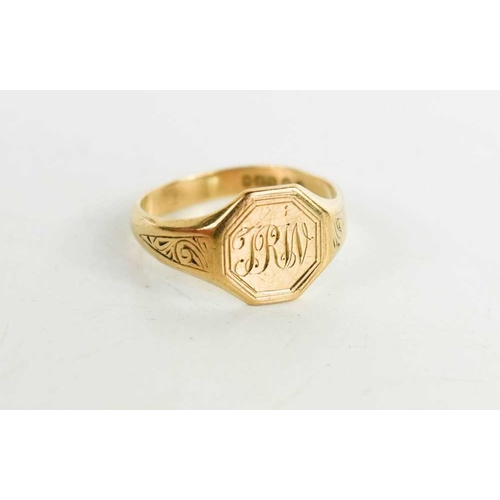 104 - A 9ct gold signet ring, size Q, 4.0g.