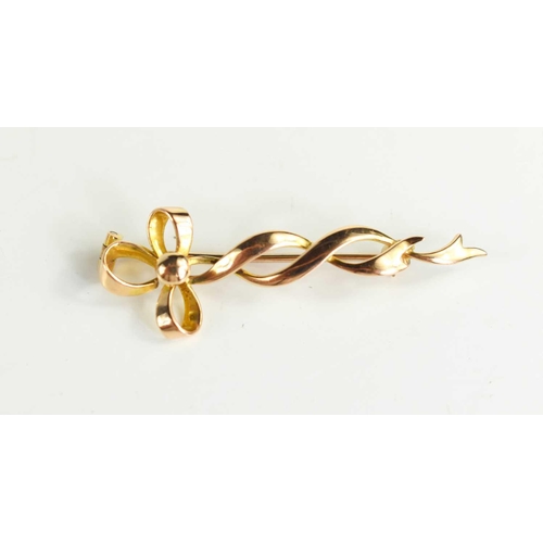 110 - A 15ct gold brooch of bow and ribbon form, 3.39g.