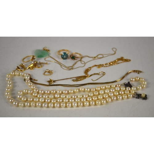 79 - A group of gold jewellery comprising a 9ct gold box link chain, 2.9g, a 10ct gold maple leaf stick p... 