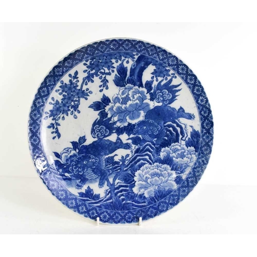 138 - A Chinese blue and white dish / charger, circa 1900, depicting two dogs of fo, 31cm diameter. Good o... 