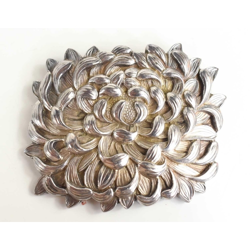 28 - A Japanese silver brooch modelled as a chrysanthemum, bearing calligraphy signature marks to the bac... 