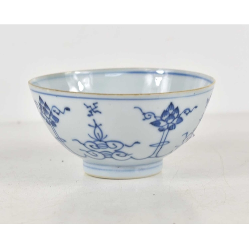 35 - An 18th century Kangxi Chinese blue and white tea bowl decorated with flowers and a butterfly, 10cm.