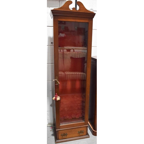 523 - An Edwardian mahogany gun display cabinet with red felt lined interior fitted with gun rack and two ... 