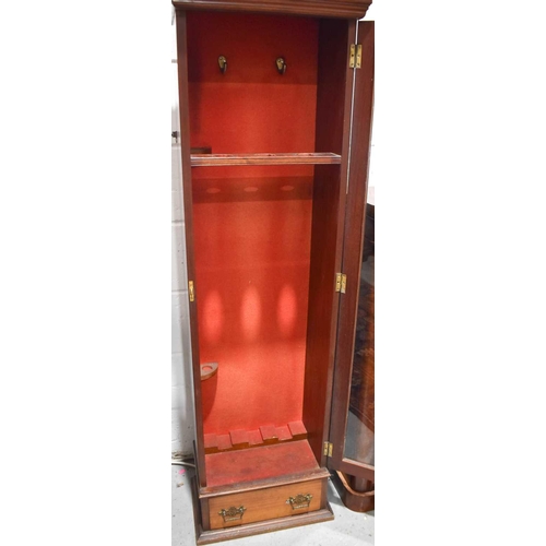 523 - An Edwardian mahogany gun display cabinet with red felt lined interior fitted with gun rack and two ... 