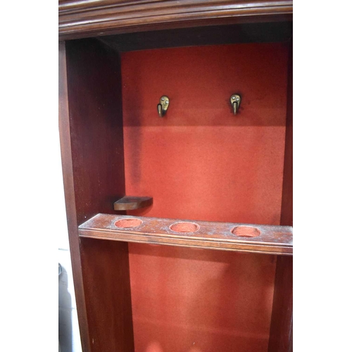 523 - An Edwardian mahogany gun display cabinet with red felt lined interior fitted with gun rack and two ... 