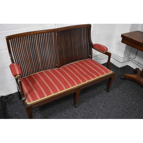 542 - An Edwardian mahogany framed settee with rectangular slatted back, satinwood inlaid decoration, upho... 