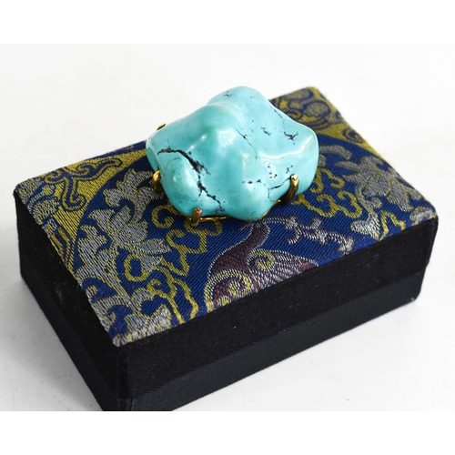 30A - A Chinese 14ct gold and polished turquoise brooch, 26g.